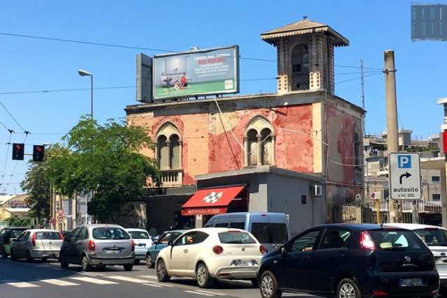 Bari, quell'antica casina rossa sull'extramurale che vive in simbiosi con un gommista